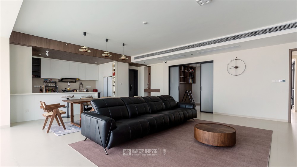 上水灣200平現代原木風客廳裝修完工實景圖