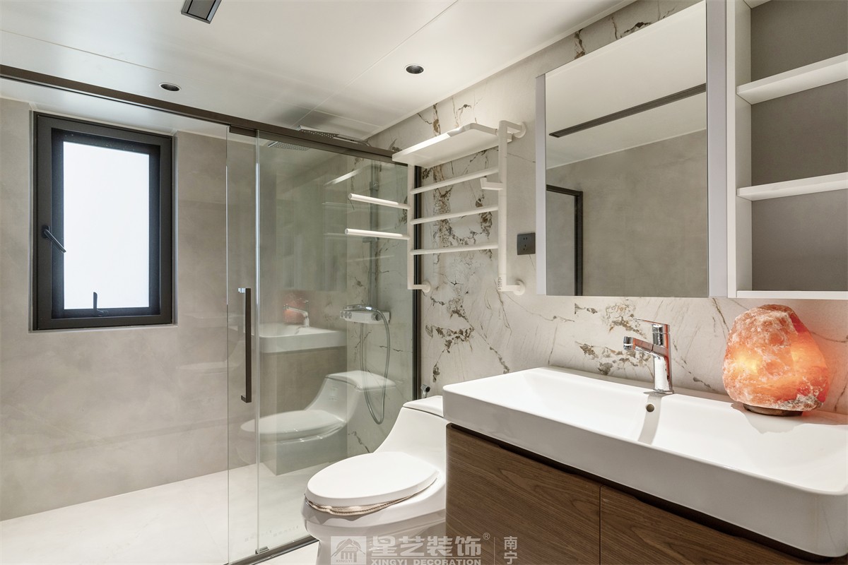 德澤苑220平現(xiàn)代簡約衛(wèi)生間裝修完工實景圖