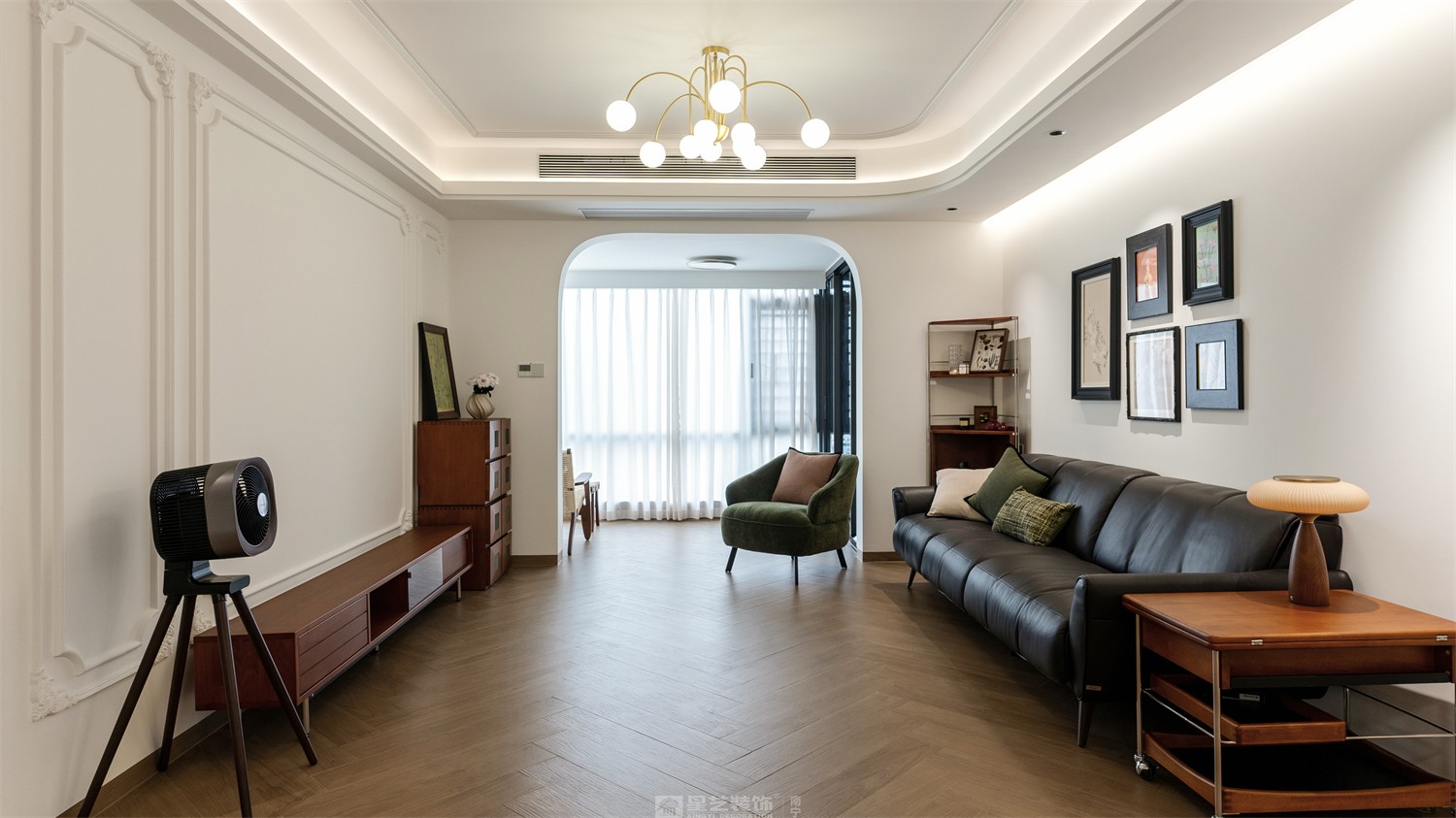 華潤(rùn)中山府113平法式中古客廳裝修完工實(shí)景圖