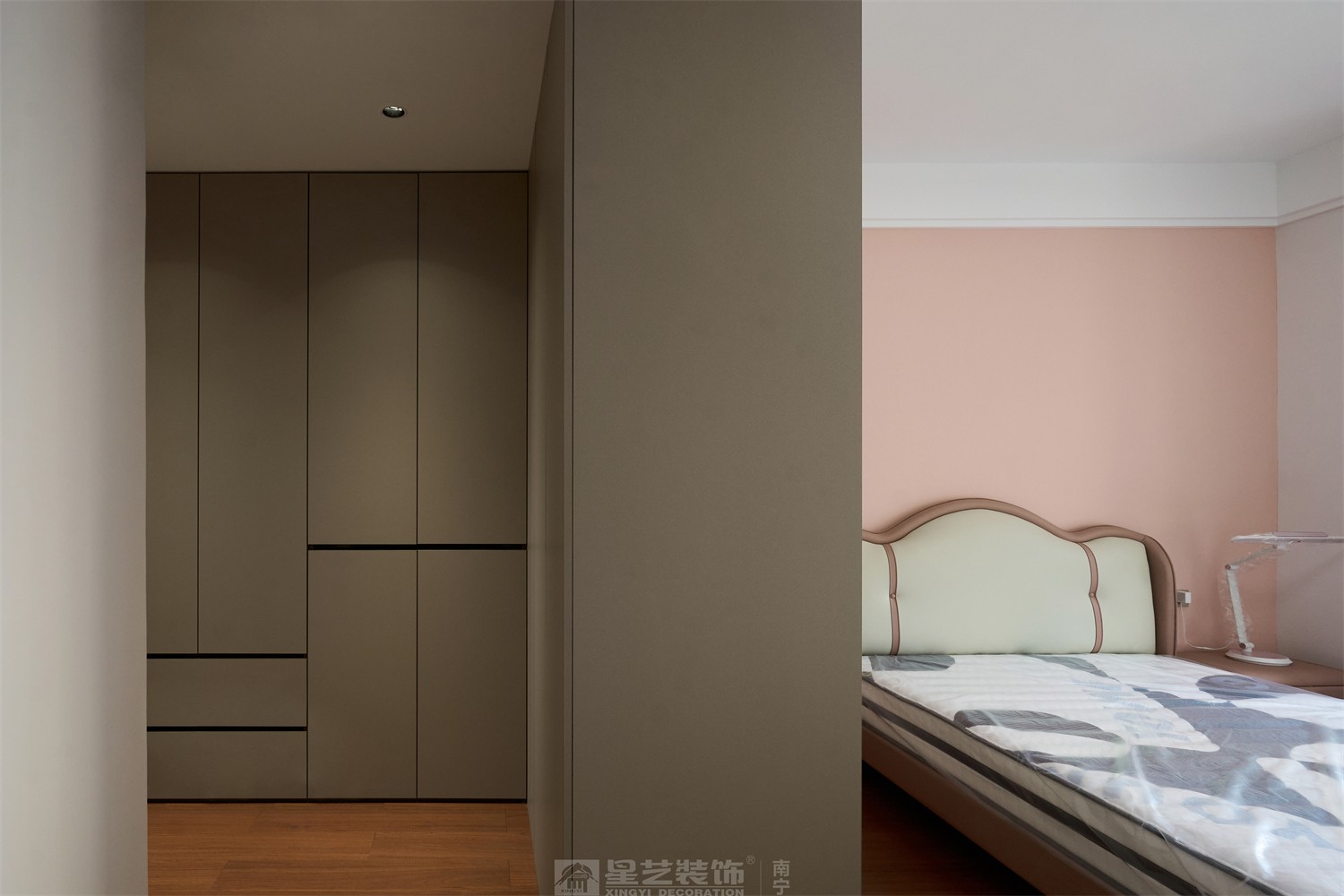 東方皇城260平簡約中式臥室完工裝修實(shí)景圖