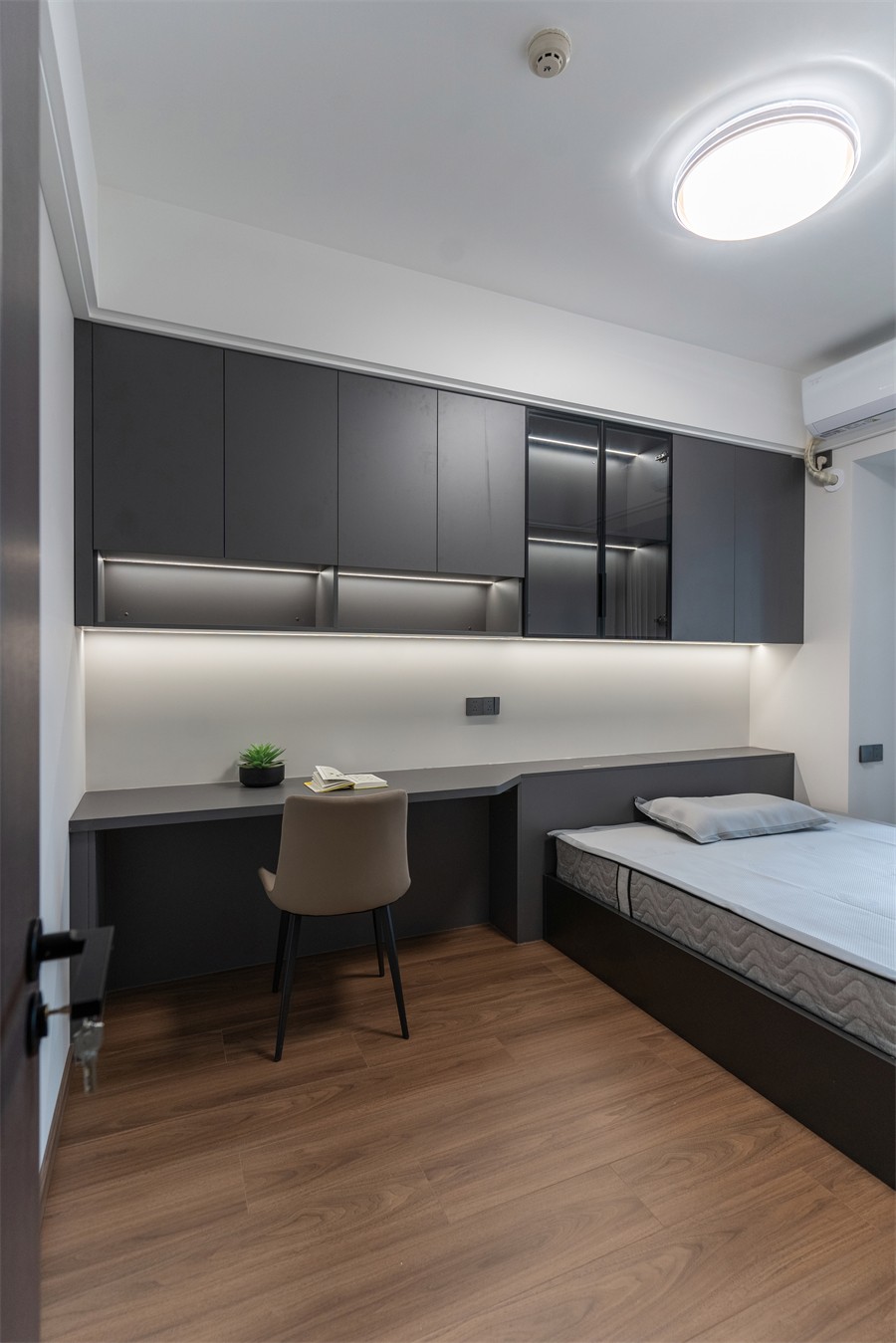 東方尊府117平現(xiàn)代風(fēng)格臥室裝修完工實(shí)景圖